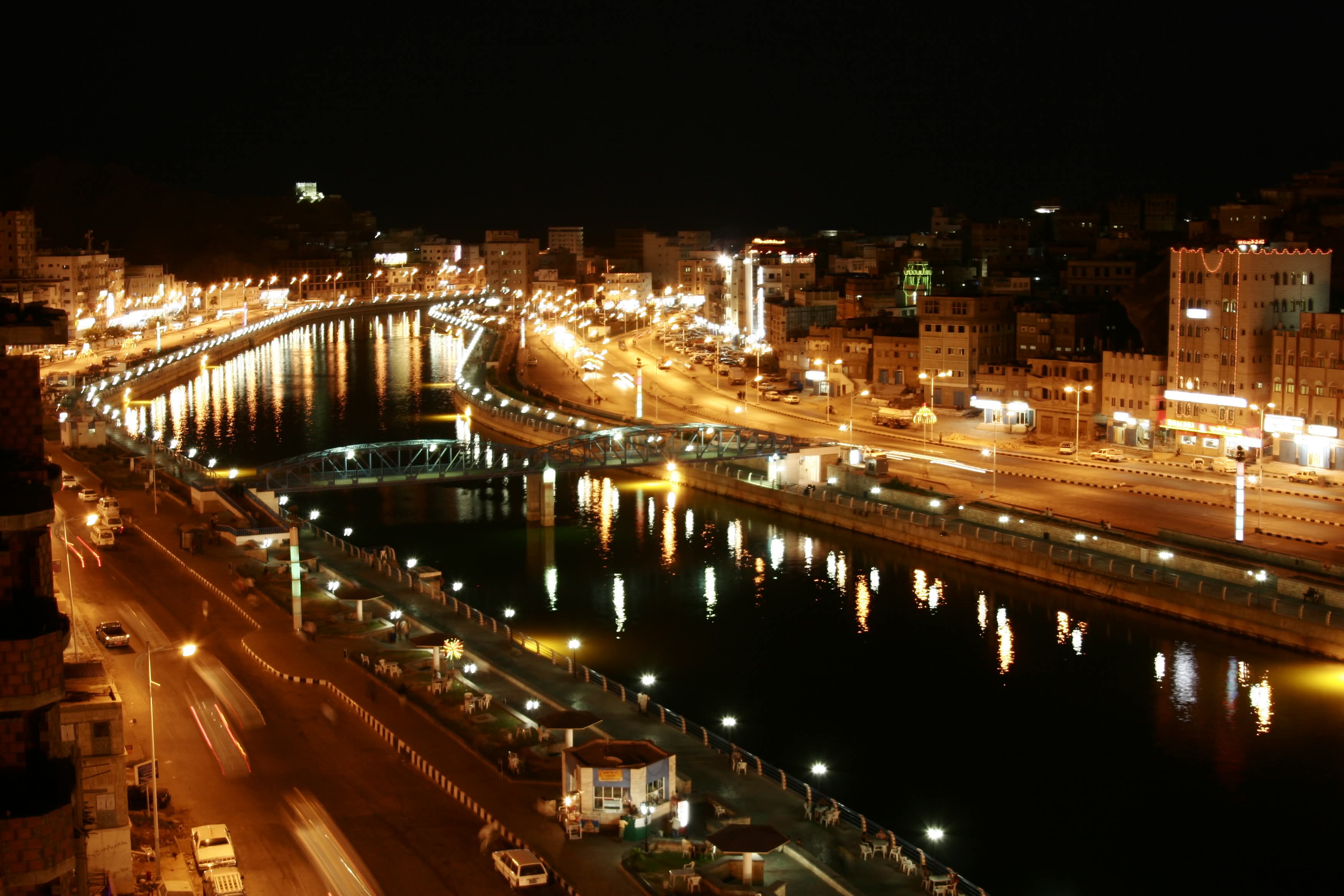 خور المكلا.. سحر البحر ونبض المدينة