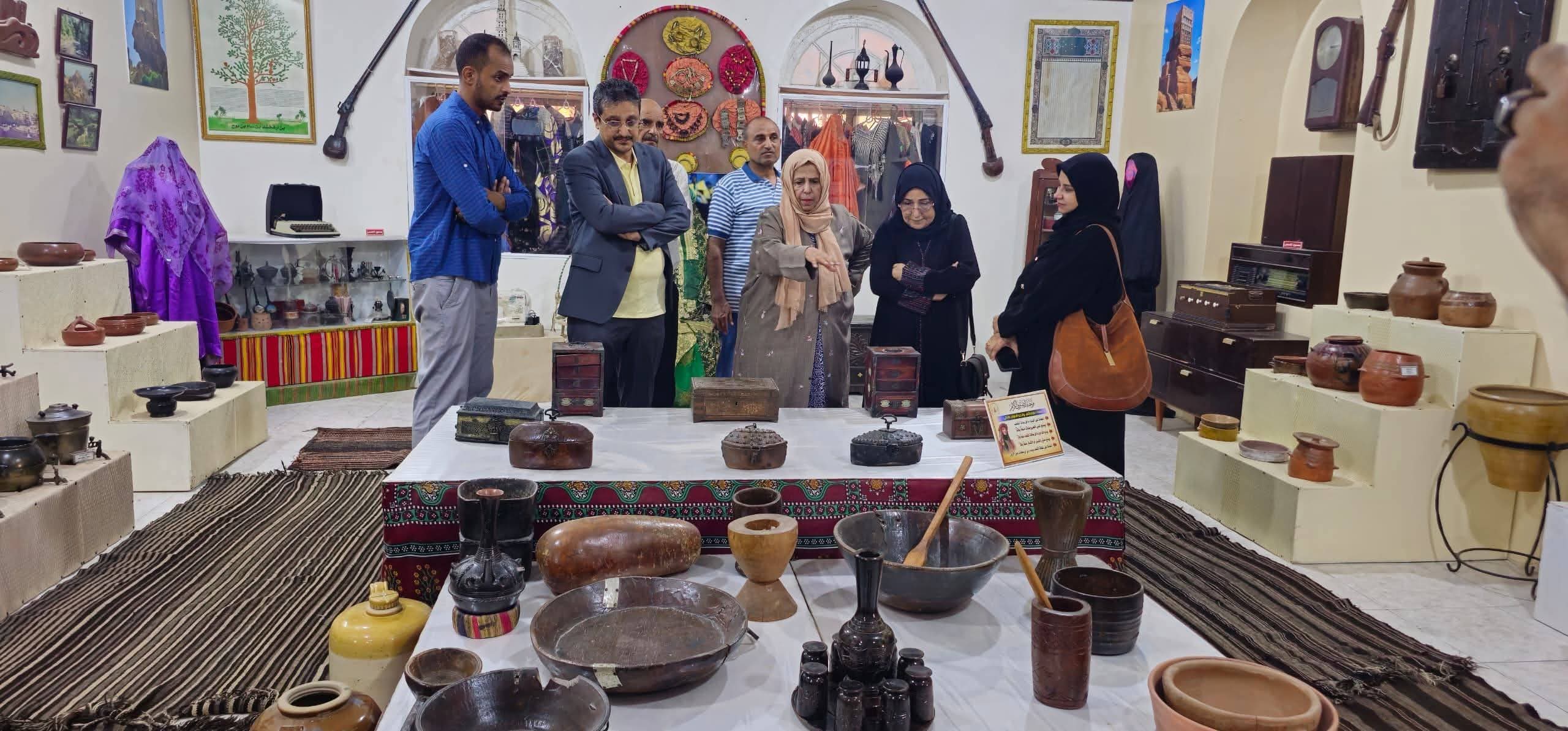وزير الثقافة والسياحة يزور متحف البيت اليمني بعدن ويؤكد أهمية دعم جهود الحفاظ على الموروث الشعبي