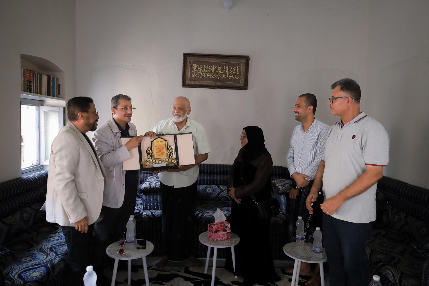 وزير الثقافة والسياحة يزور ويكرّم رموز الأدب والفن في المكلا تقديراً لإسهاماتهم الثقافية