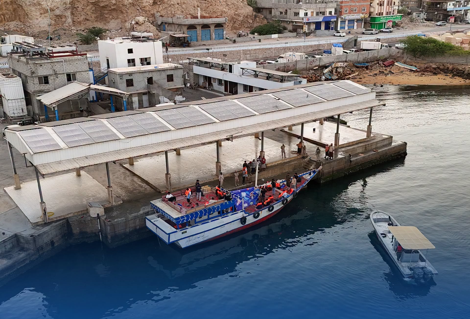 قارب البلدة.. رحلة بحرية تكشف سحر المكلا في موسمها الأجمل
